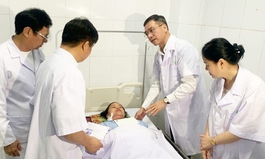 Bộ trưởng Y tế tặng bằng khen 4 nữ điều dưỡng dũng cảm cứu bé sơ sinh ở Nghệ An